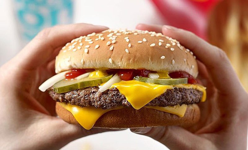 কোয়ার্টার পাউন্ড বার্গার খেয়ে শিশুর জন্ম উদযাপন!