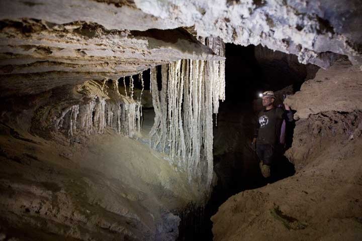 বিস্ময়কর লবণের গুহা!